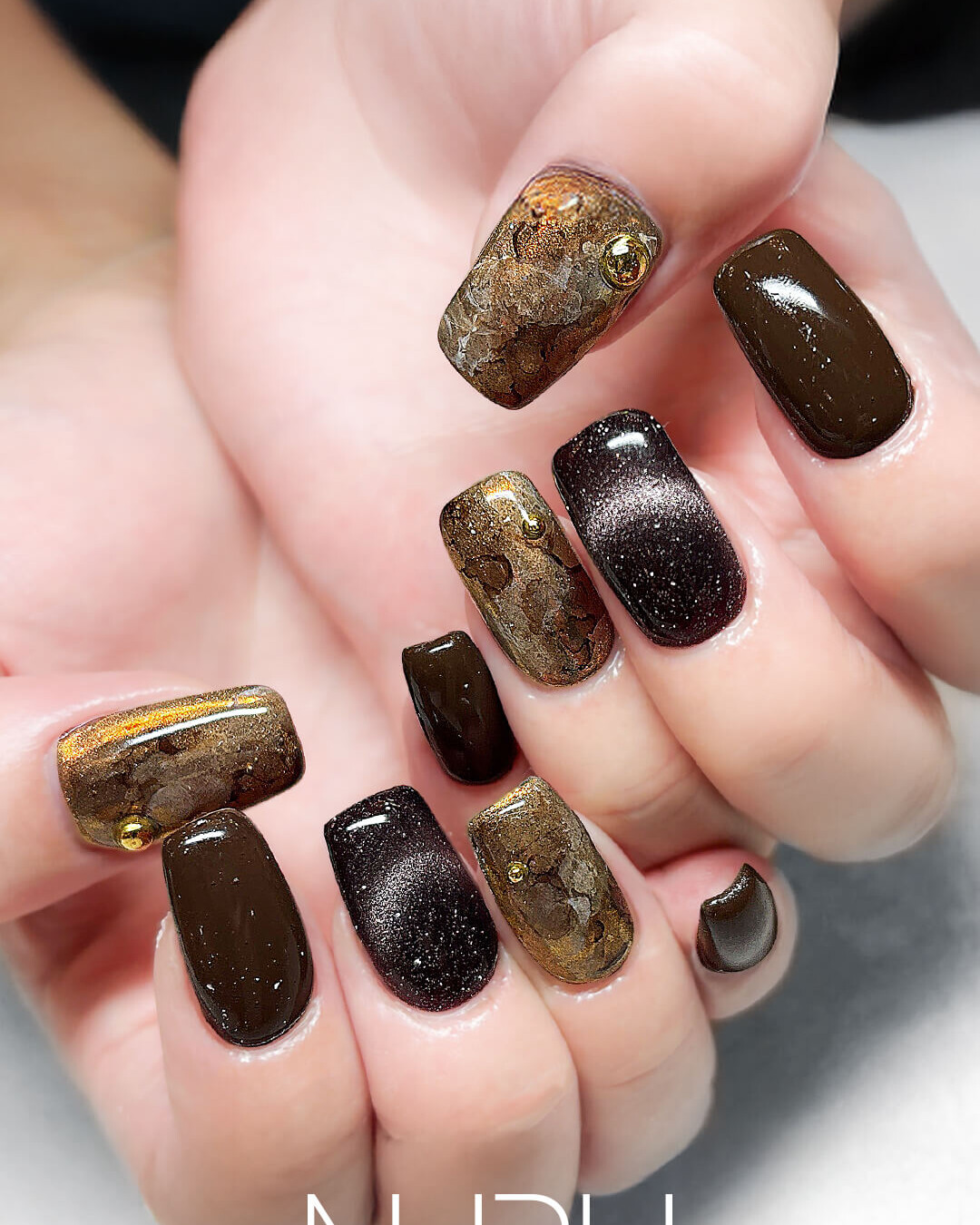 鉱石のように神秘的で、幻想的なネイルデザイン