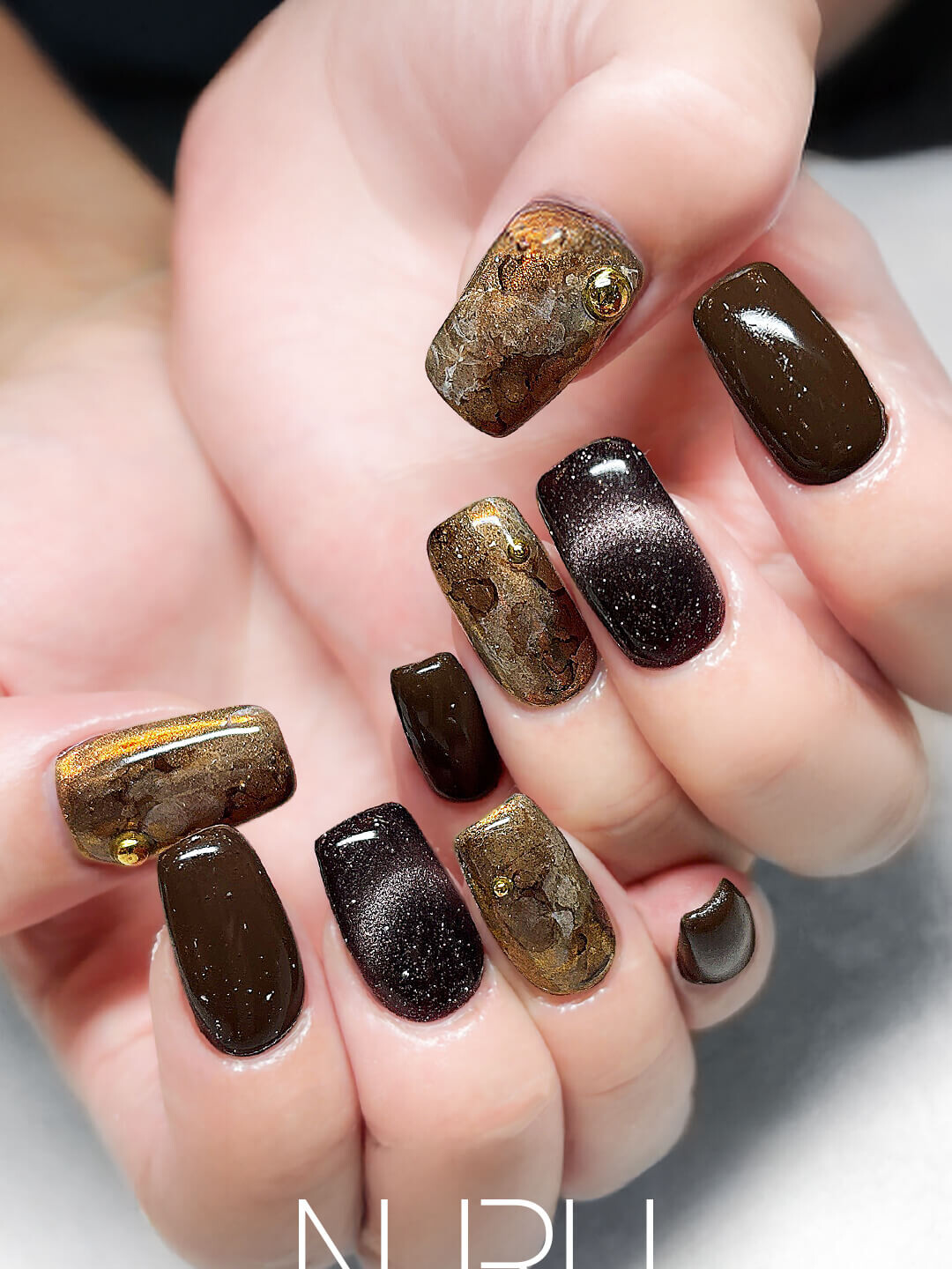 鉱石のように神秘的で、幻想的なネイルデザイン