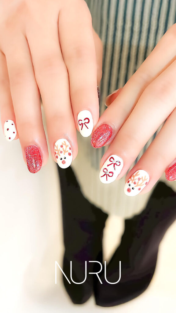クリスマスの手描きアートデザインネイル