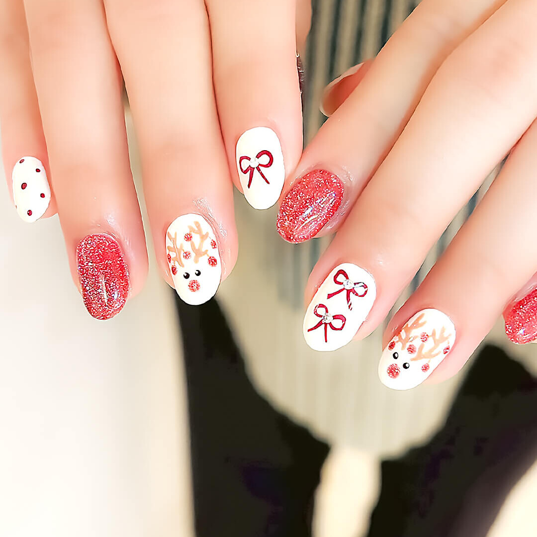 クリスマスの手描きアートデザインネイル
