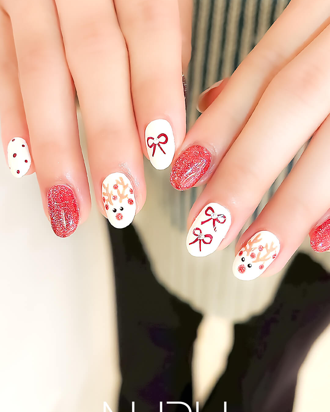 クリスマスの手描きアートデザインネイル