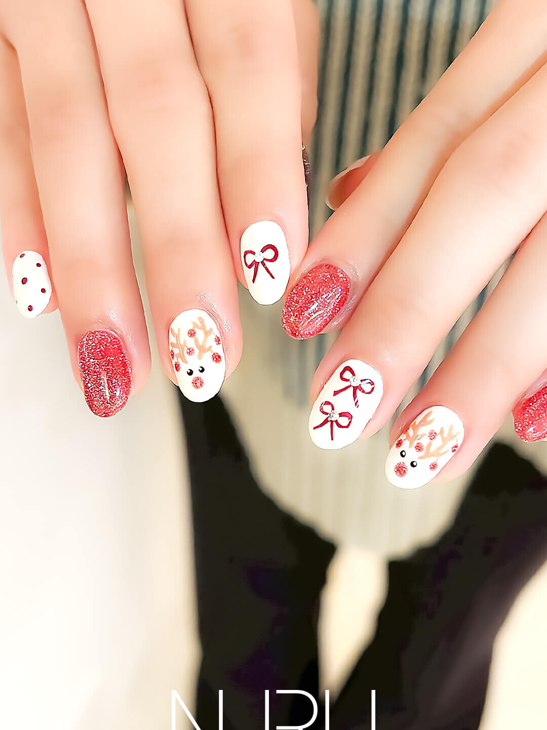 クリスマスの手描きアートデザインネイル