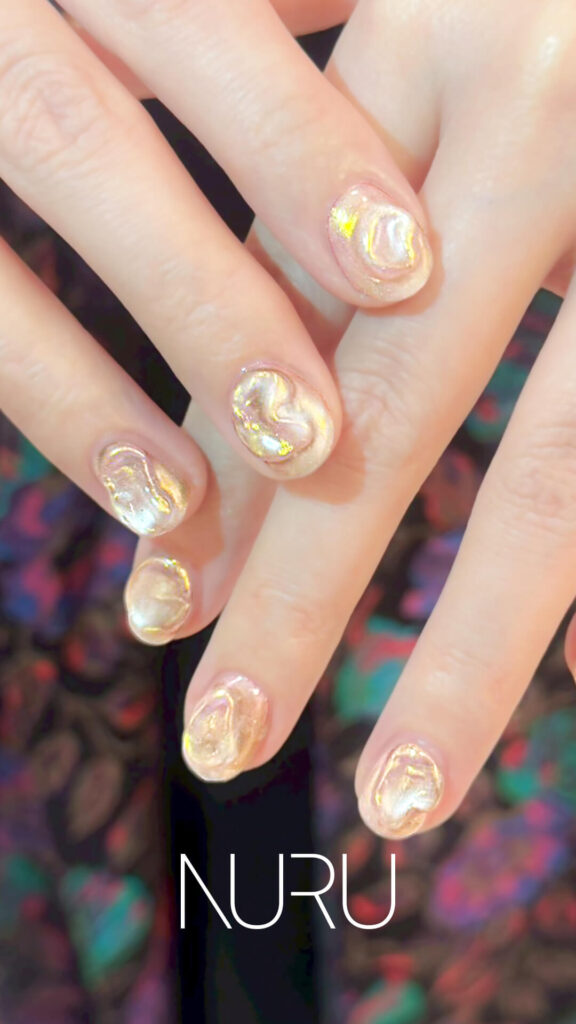 カラフル感はそぎ落とし、潔く、美しい光だけをまとったネイル