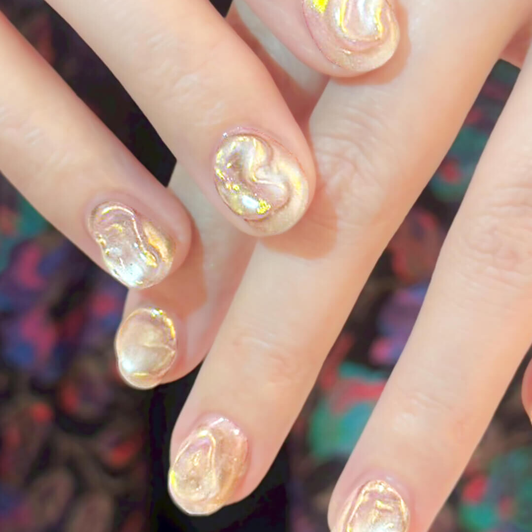 カラフル感はそぎ落とし、潔く、美しい光だけをまとったネイル