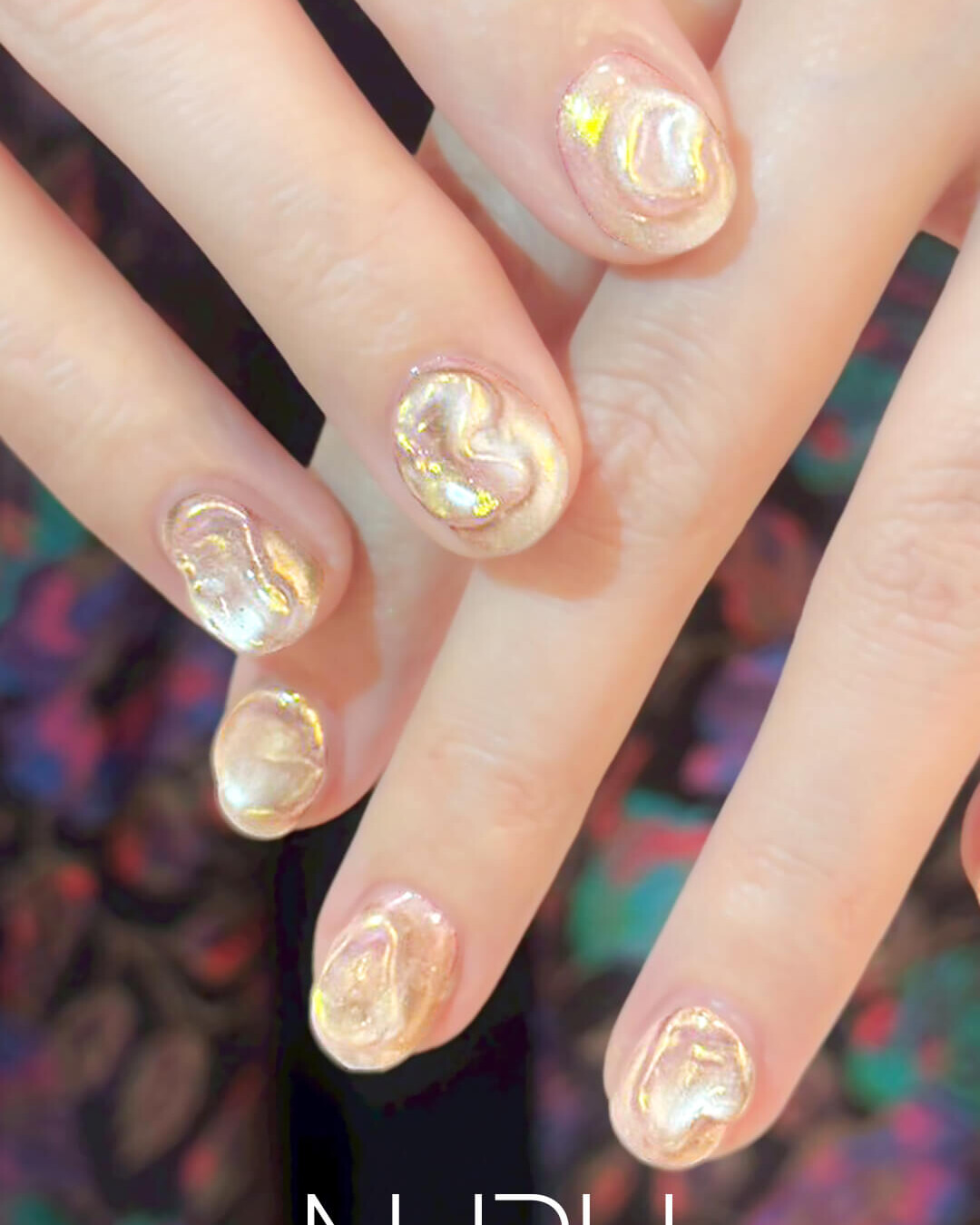 カラフル感はそぎ落とし、潔く、美しい光だけをまとったネイル