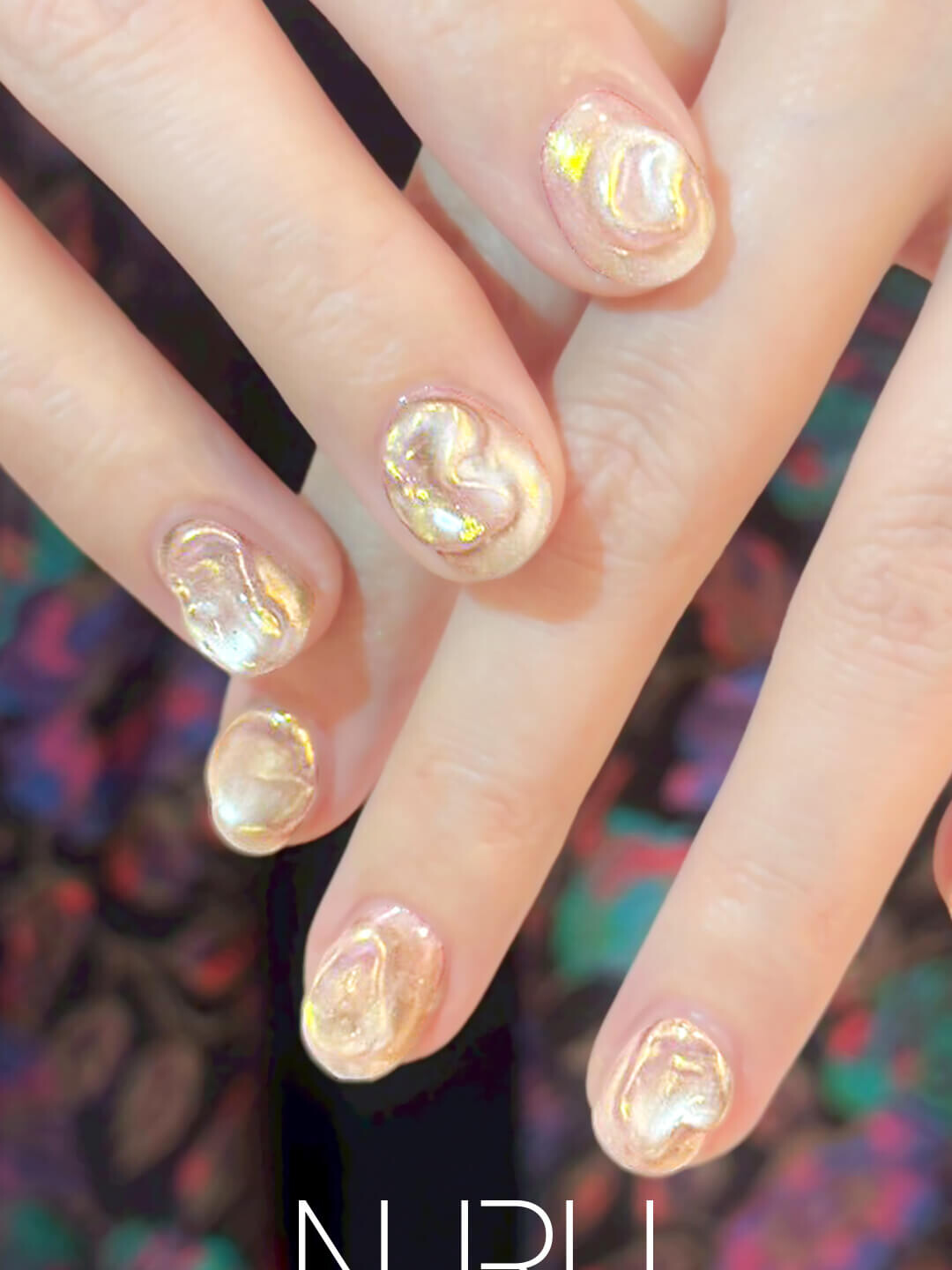 カラフル感はそぎ落とし、潔く、美しい光だけをまとったネイル