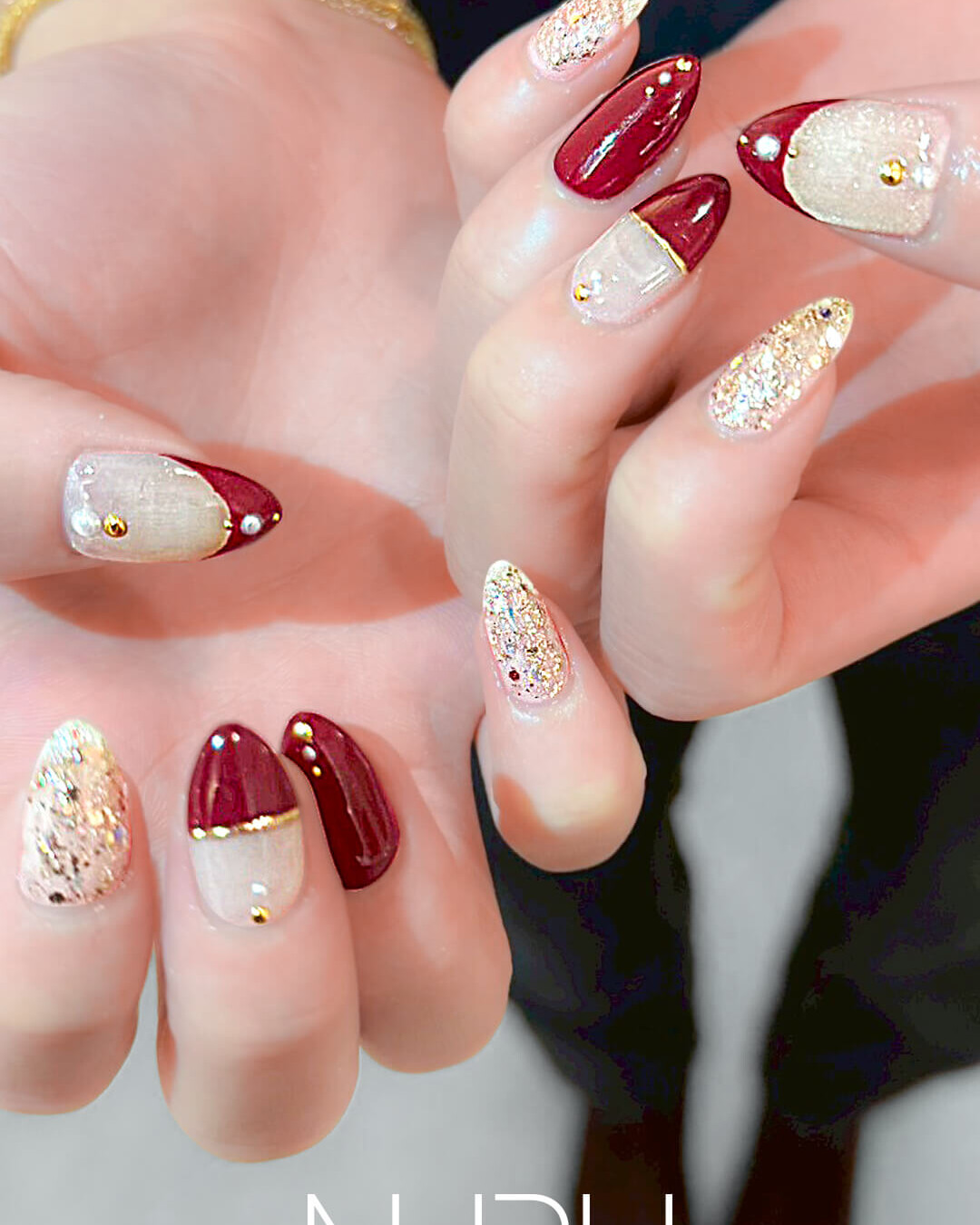 ボルドー × シャンパンゴールドのホリデーネイル