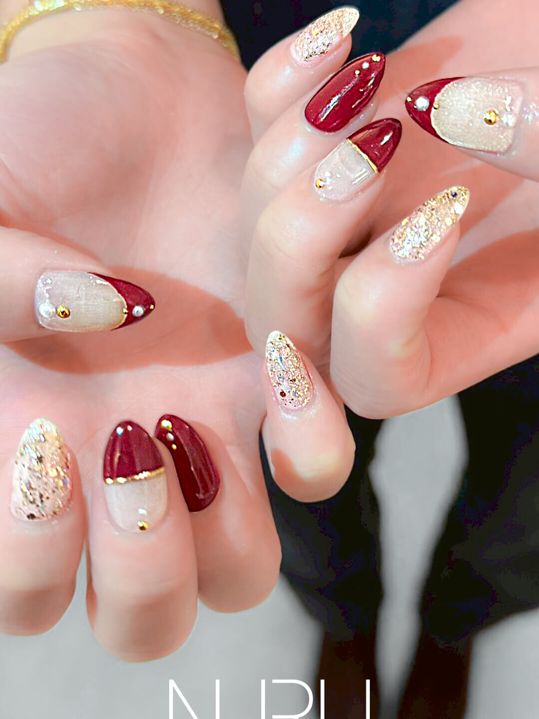 ボルドー × シャンパンゴールドのホリデーネイル