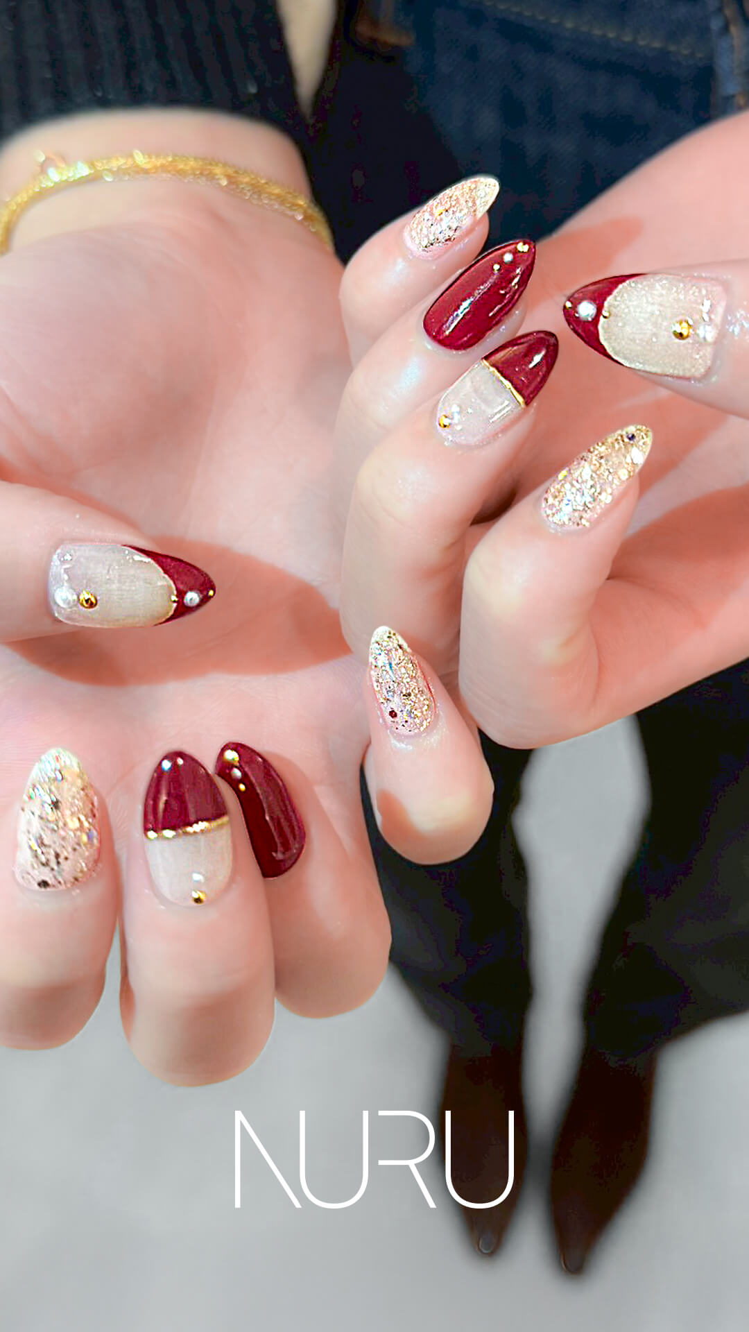 ボルドー × シャンパンゴールドのホリデーネイル