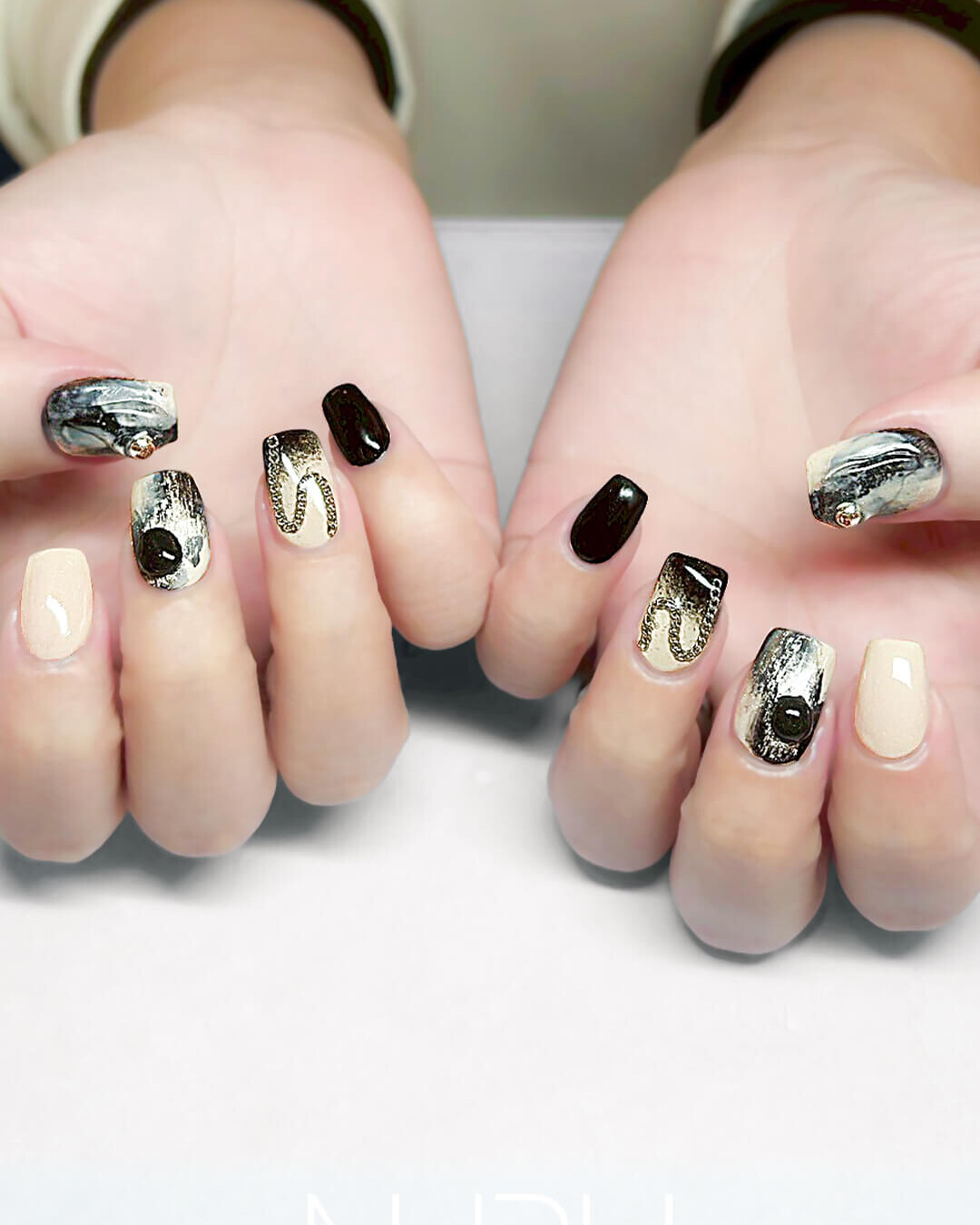 大人のモードネイル