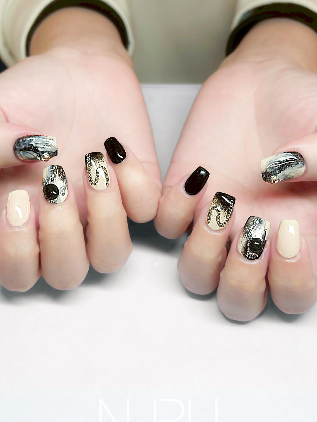 大人のモードネイル