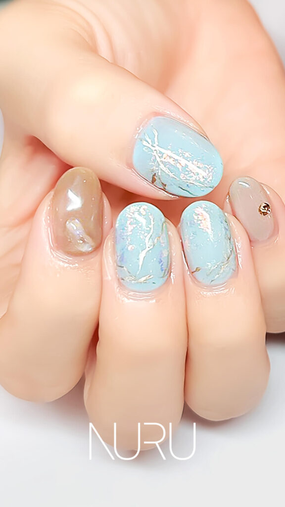 アイスブルー × ベージュの大理石風ニュアンスネイル