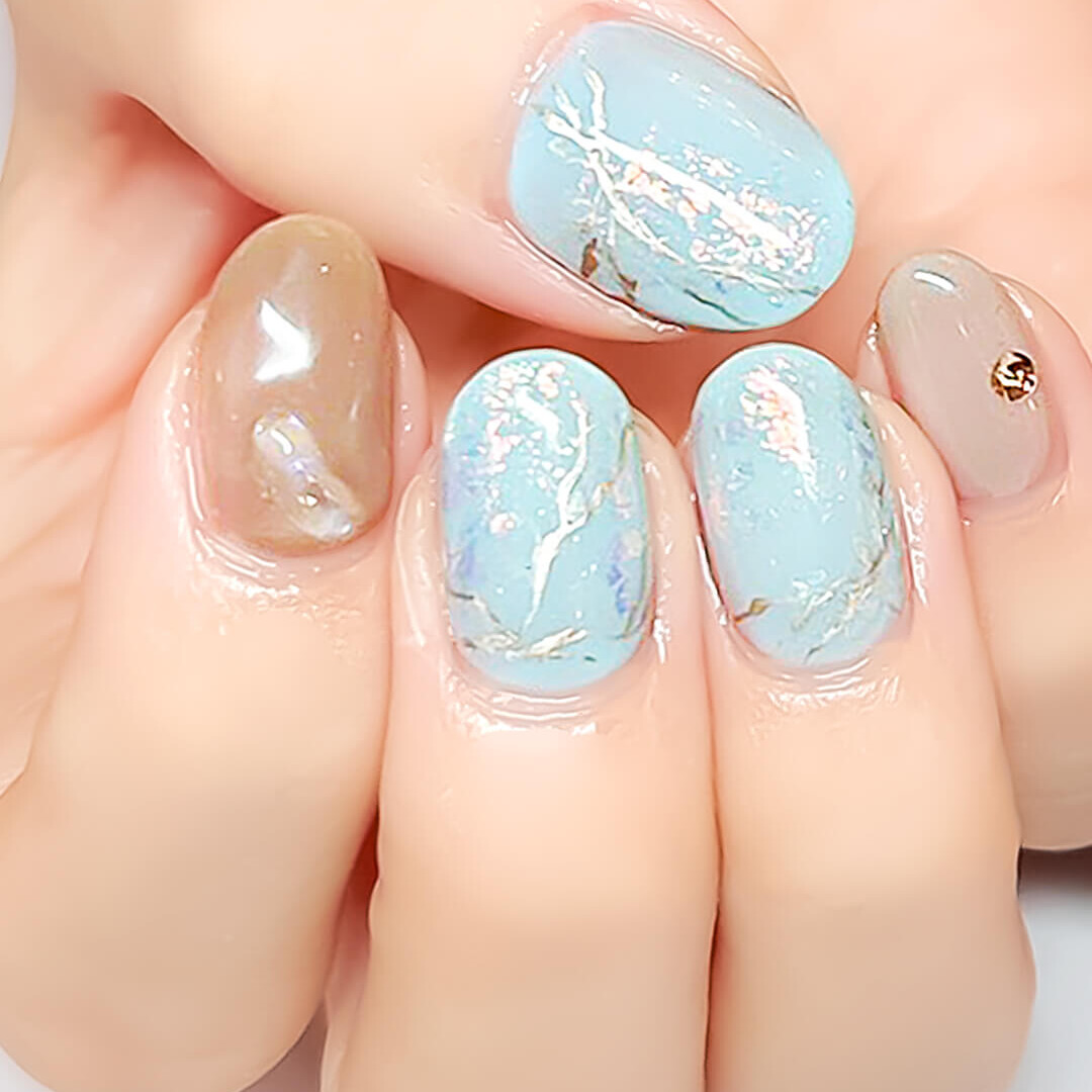 アイスブルー × ベージュの大理石風ニュアンスネイル