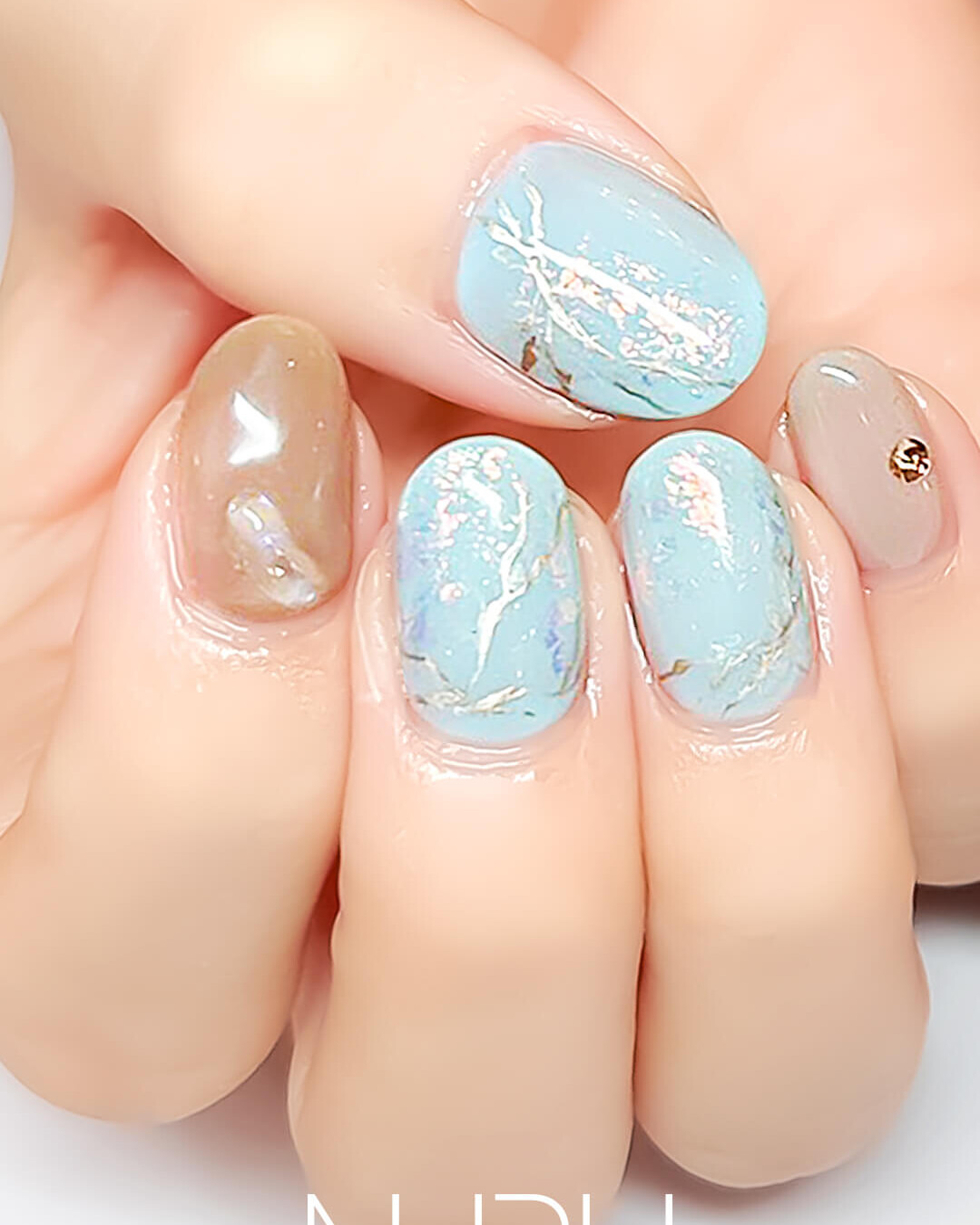 アイスブルー × ベージュの大理石風ニュアンスネイル