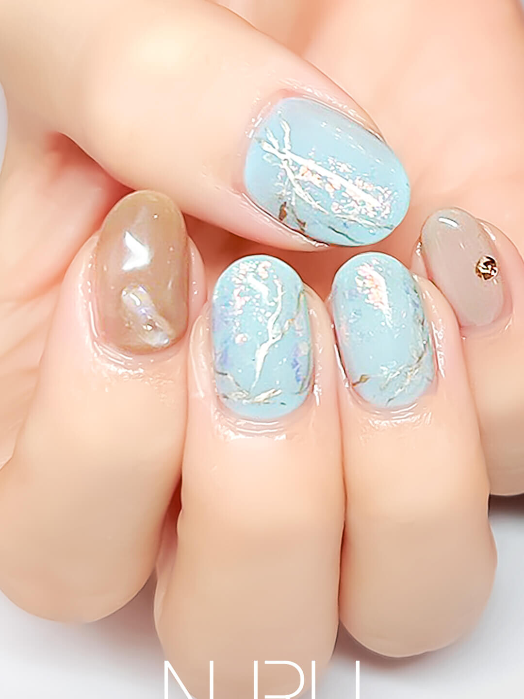 アイスブルー × ベージュの大理石風ニュアンスネイル