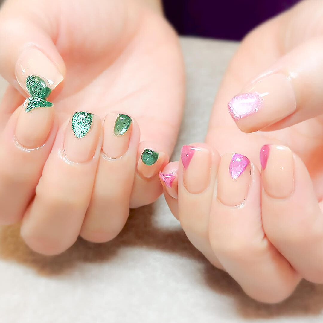 グリーン × ピンクで彩る、アシンメトリーネイル