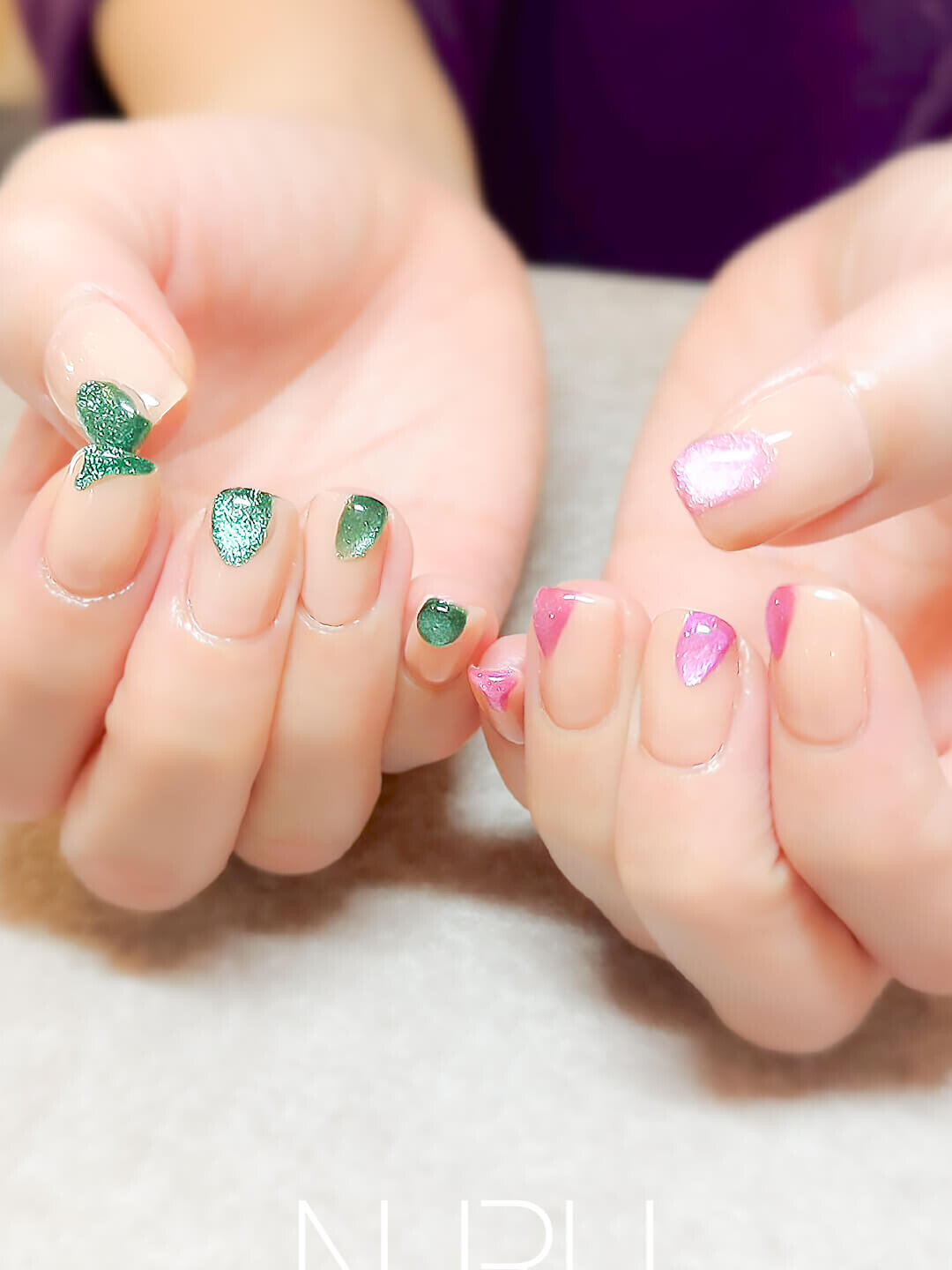 グリーン × ピンクで彩る、アシンメトリーネイル