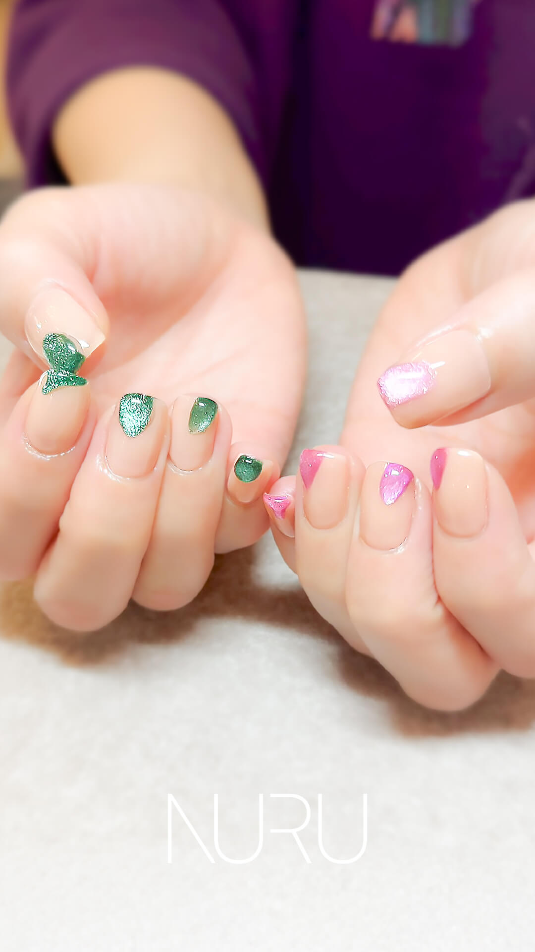 グリーン × ピンクで彩る、アシンメトリーネイル