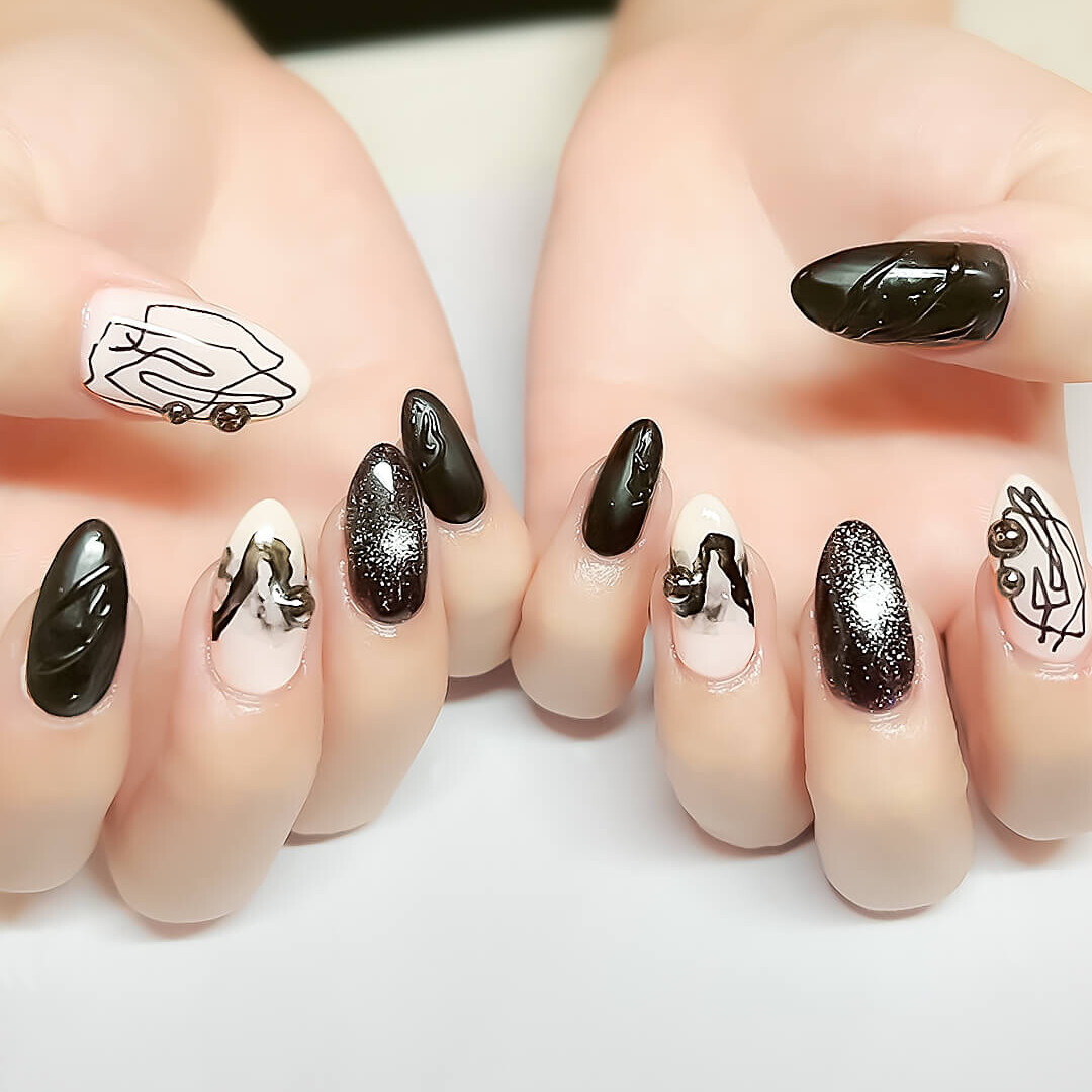 ブラック × ホワイトのモノトーンに、線画アートが映える個性派ネイル