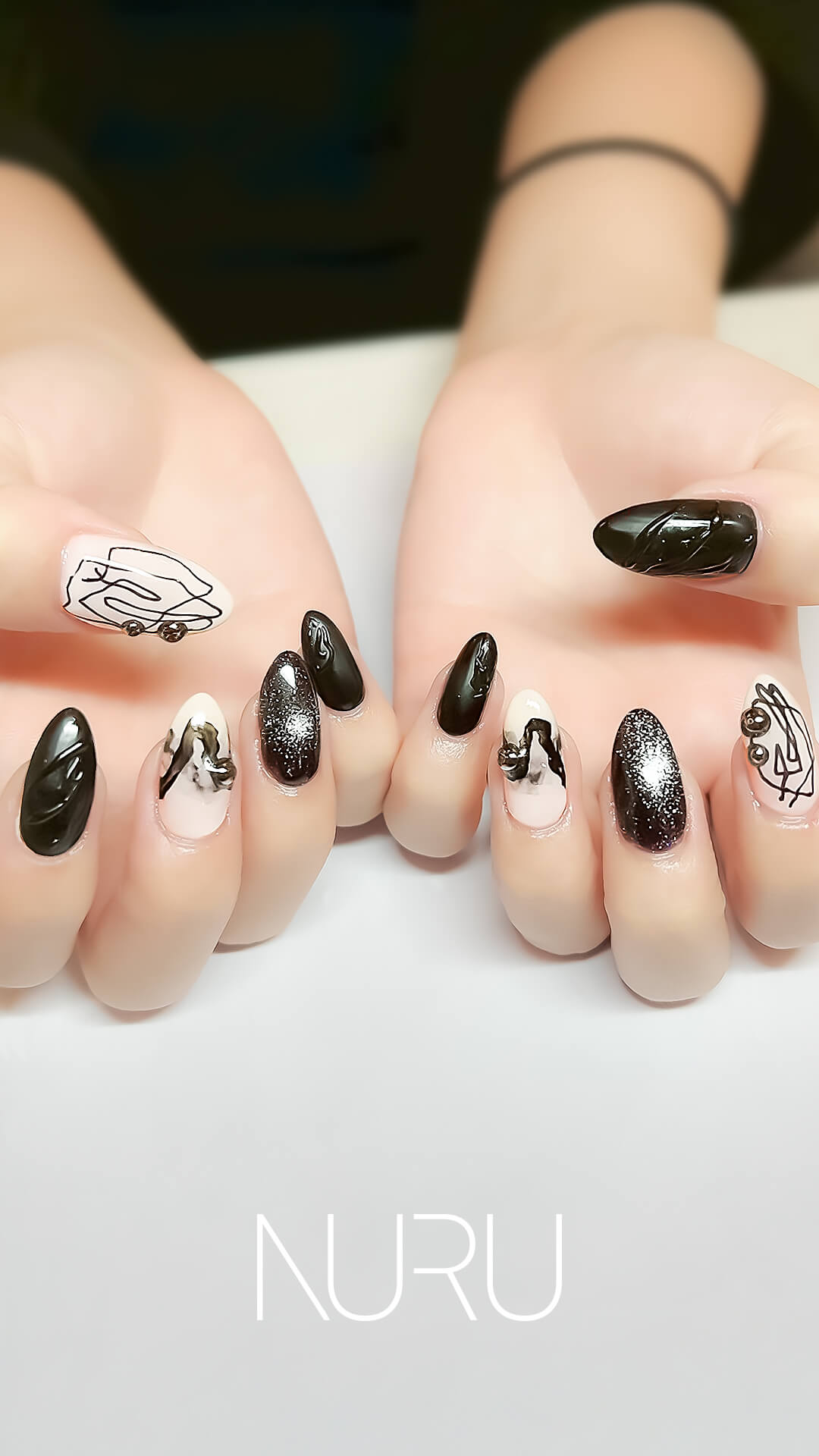 ブラック × ホワイトのモノトーンに、線画アートが映える個性派ネイル