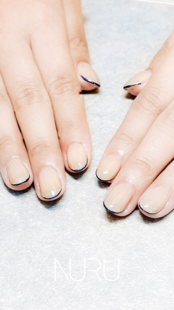 ヌーディベース × ネイビーラメラインのシンプルフレンチ
