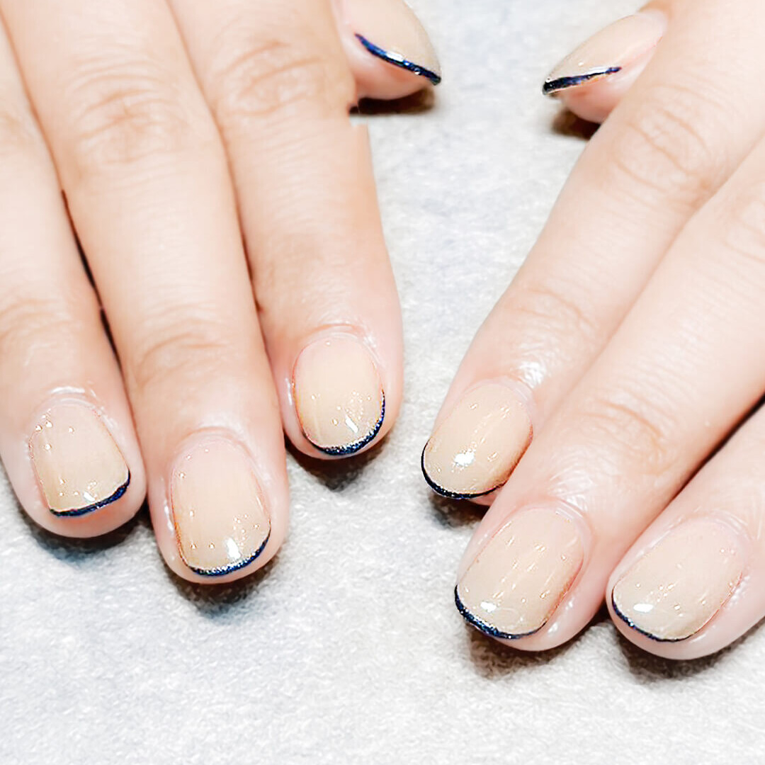 ヌーディベース × ネイビーラメラインのシンプルフレンチ