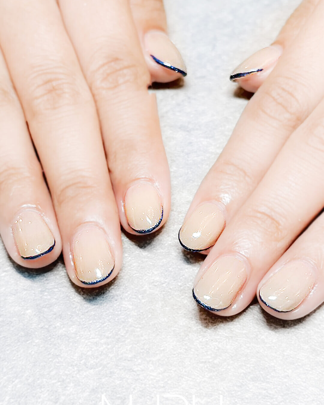 ヌーディベース × ネイビーラメラインのシンプルフレンチ