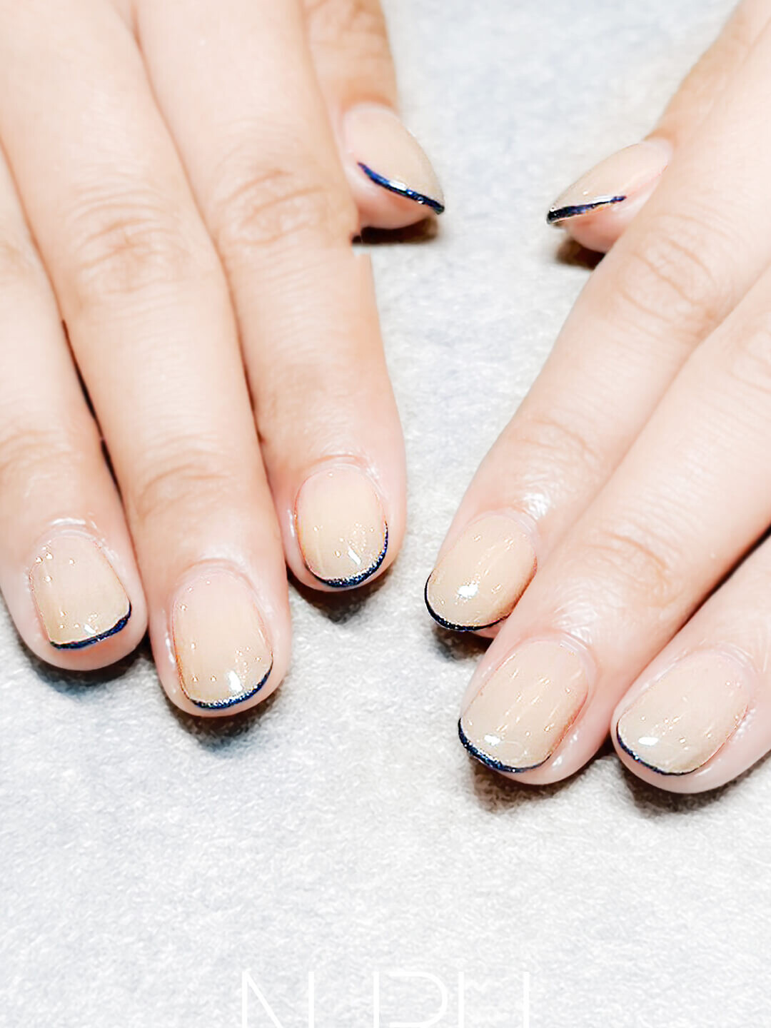 ヌーディベース × ネイビーラメラインのシンプルフレンチ