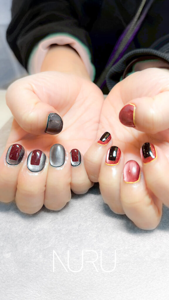 グレー × ボルドーのマグネットアシンメトリーネイル