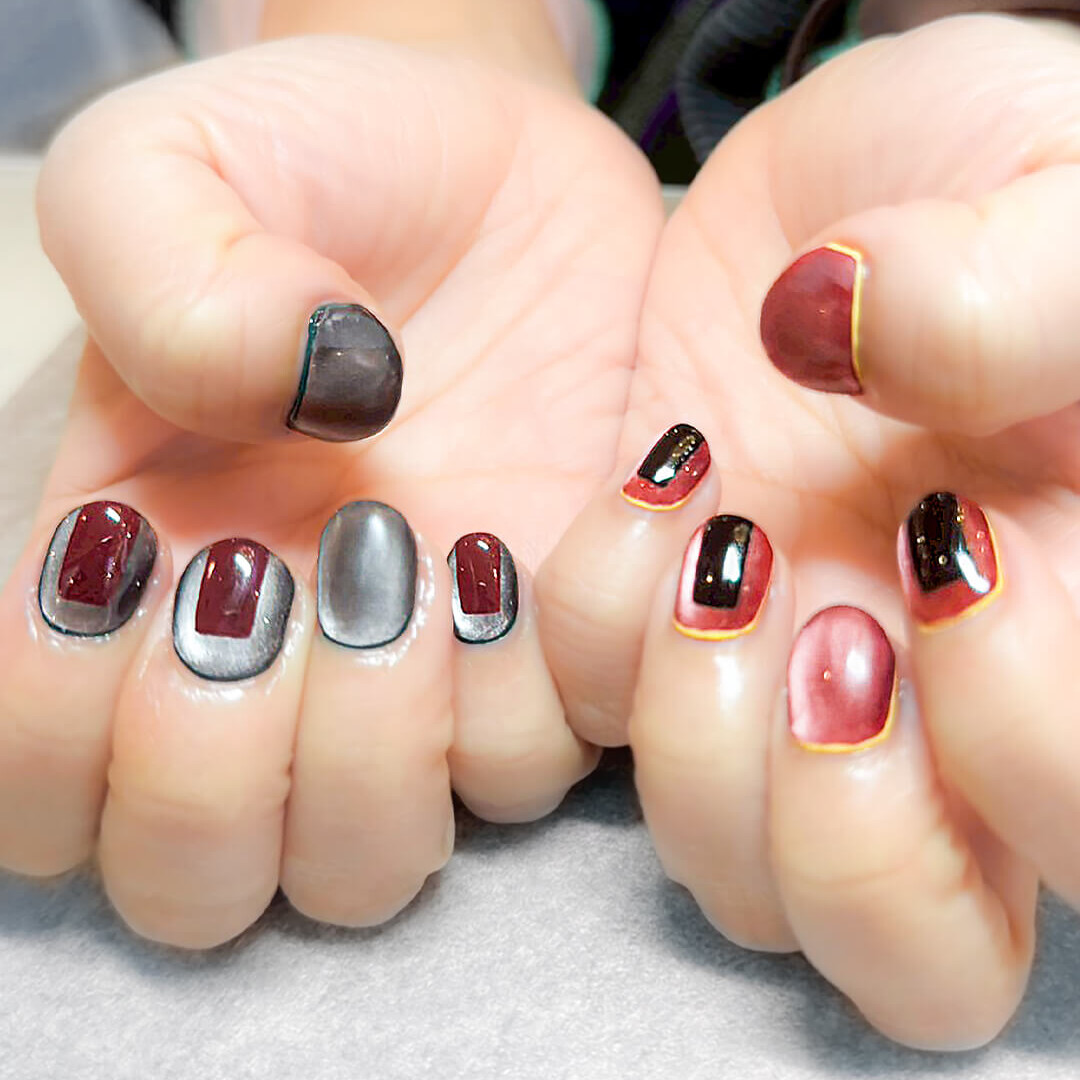 グレー × ボルドーのマグネットアシンメトリーネイル