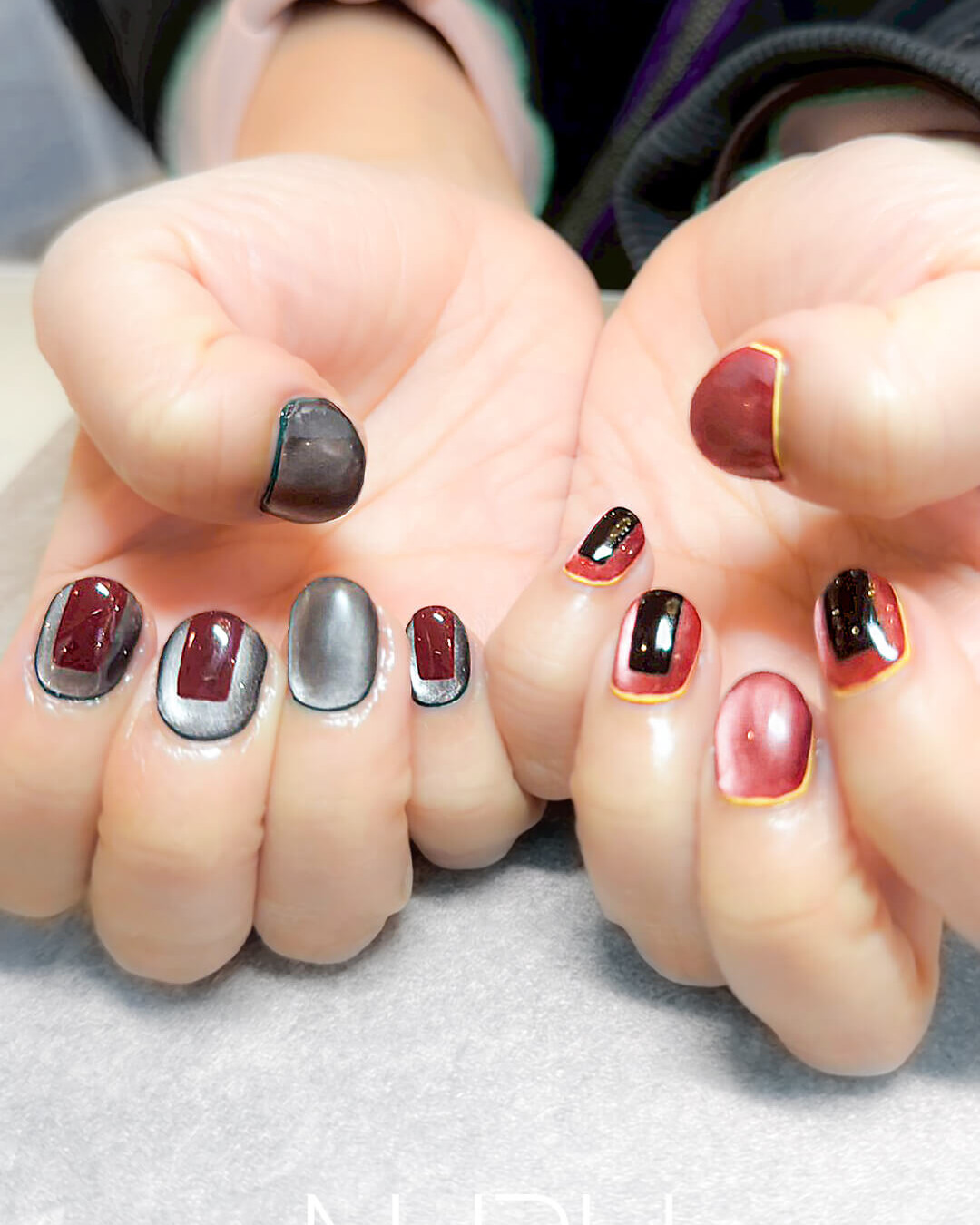 グレー × ボルドーのマグネットアシンメトリーネイル