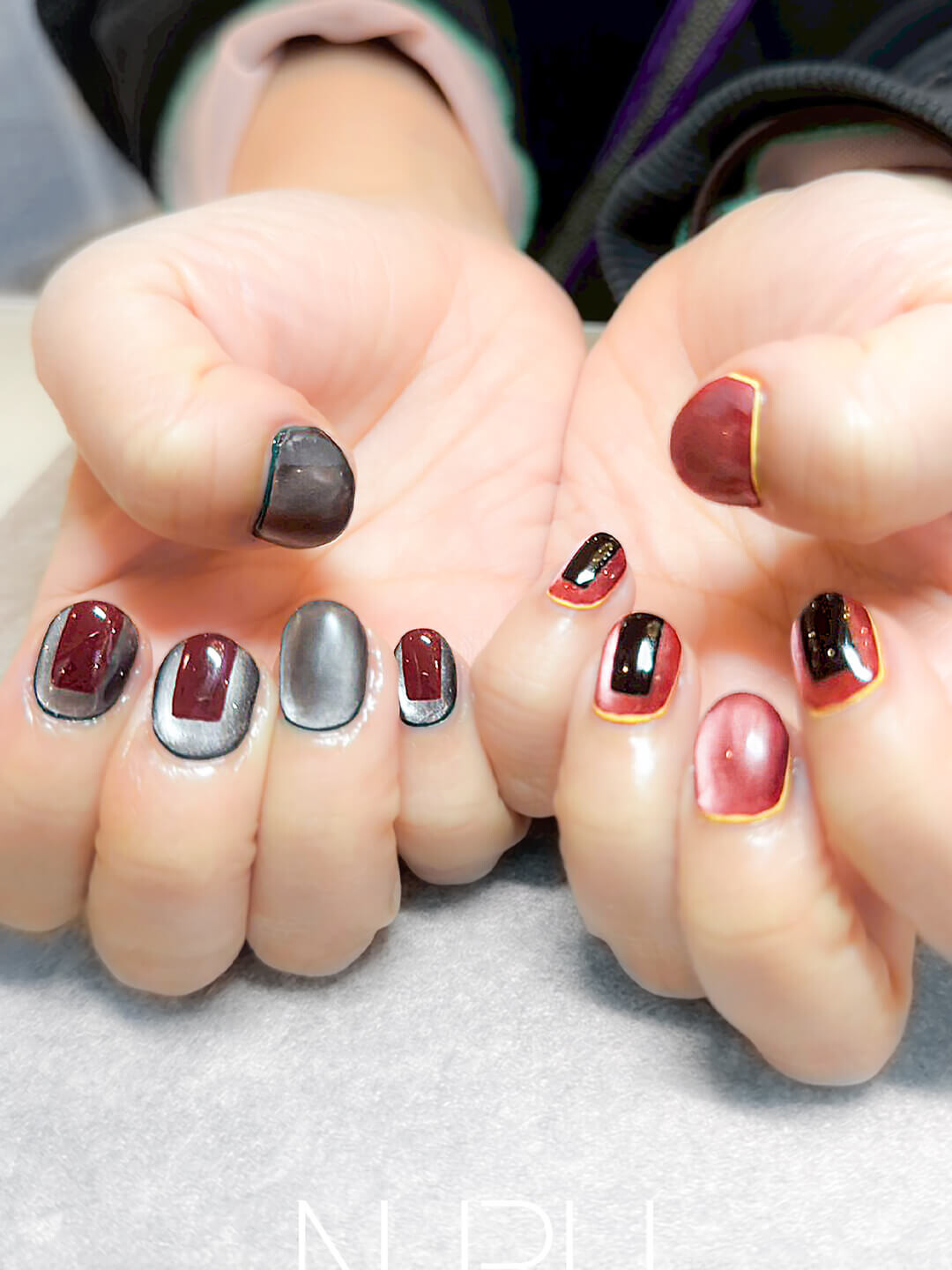 グレー × ボルドーのマグネットアシンメトリーネイル