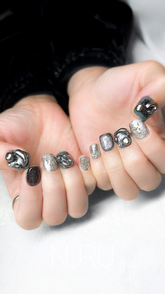 重厚感のあるメタリックアートと、繊細に立体アートを組み合わせたネイルデザイン