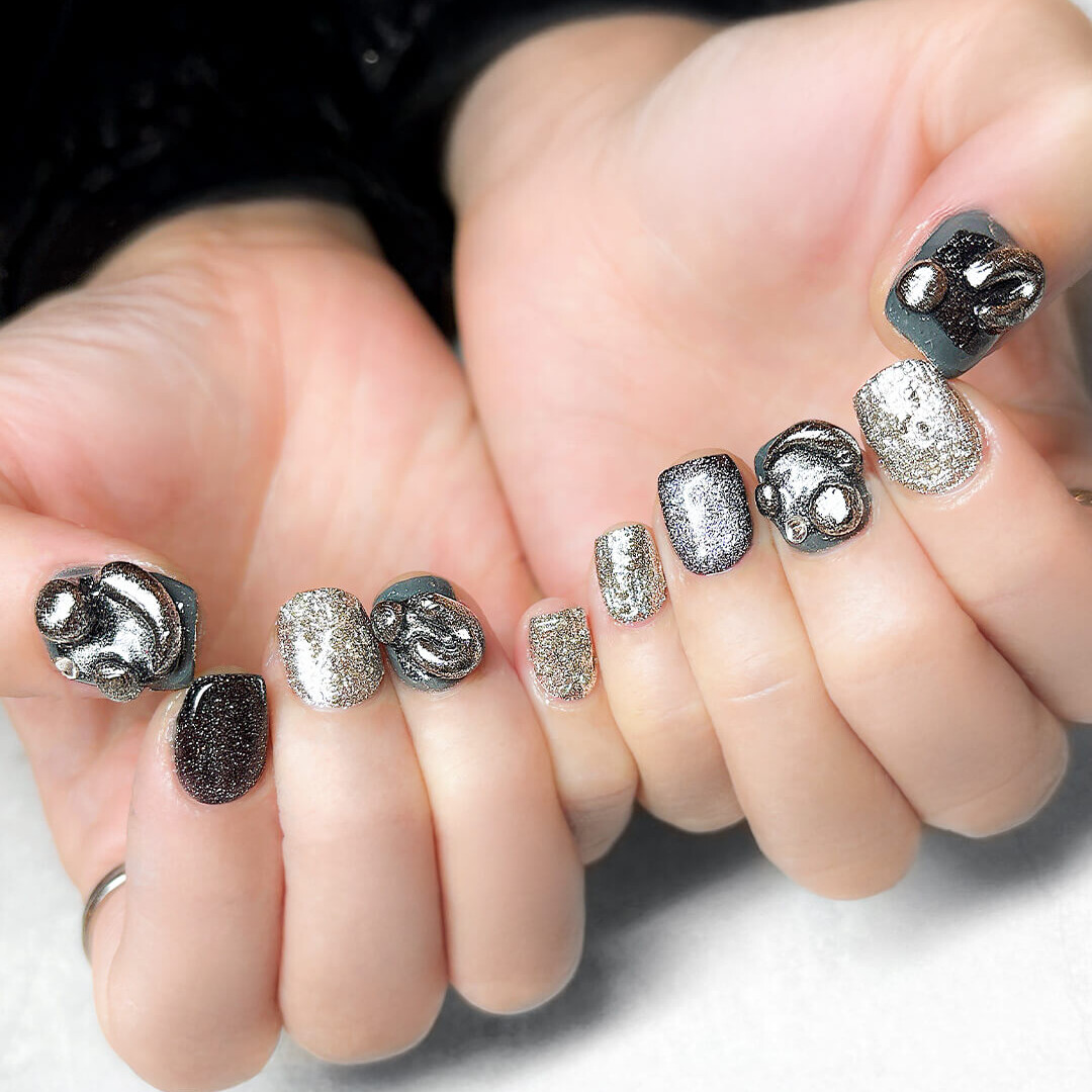 重厚感のあるメタリックアートと、繊細に立体アートを組み合わせたネイルデザイン