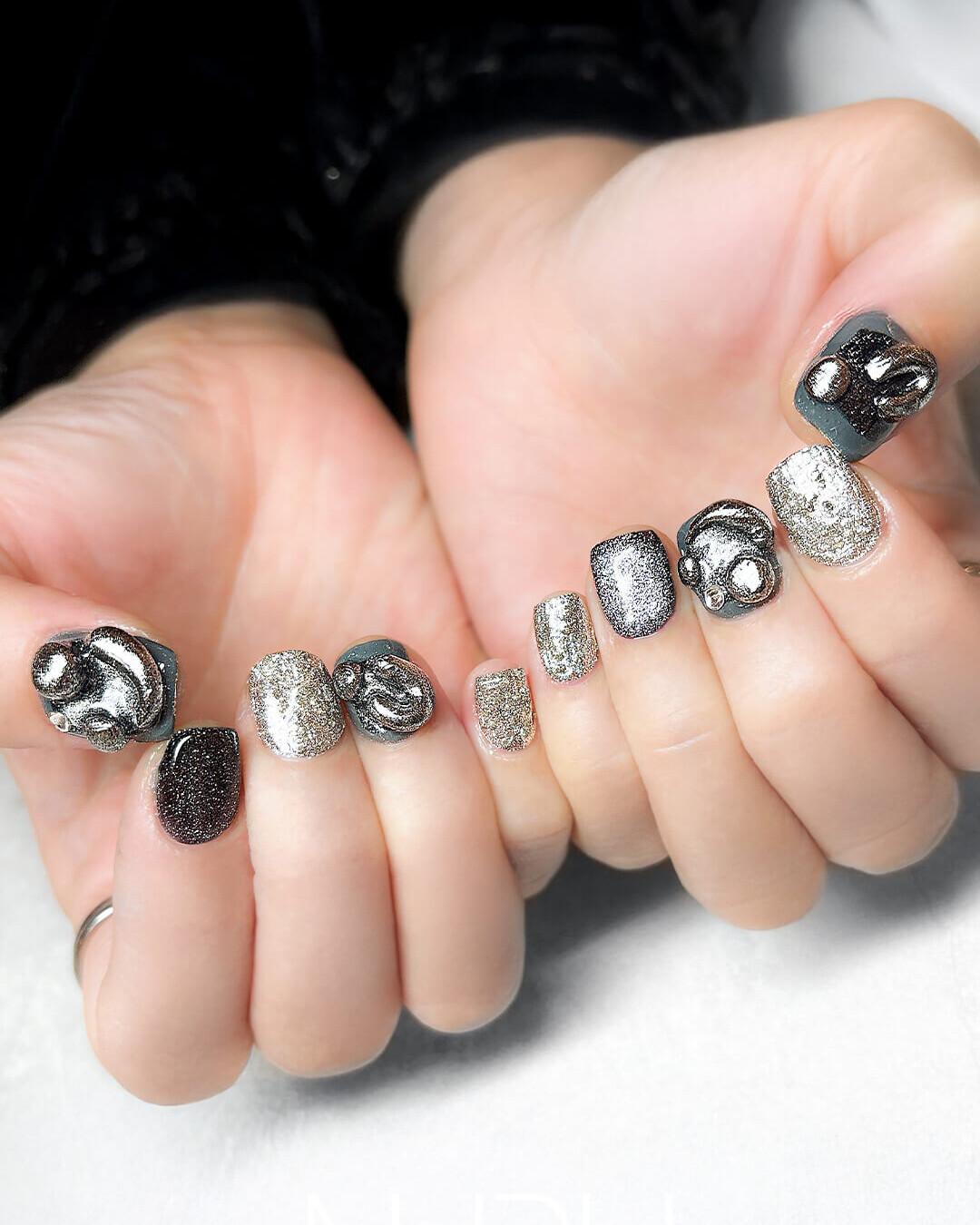 重厚感のあるメタリックアートと、繊細に立体アートを組み合わせたネイルデザイン