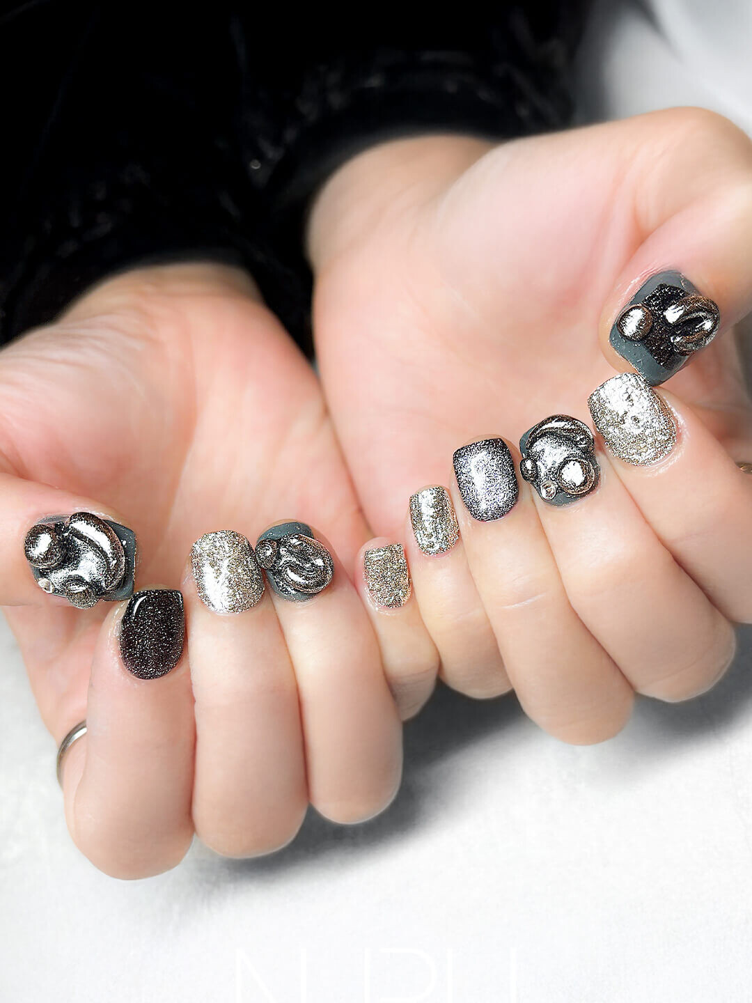 重厚感のあるメタリックアートと、繊細に立体アートを組み合わせたネイルデザイン
