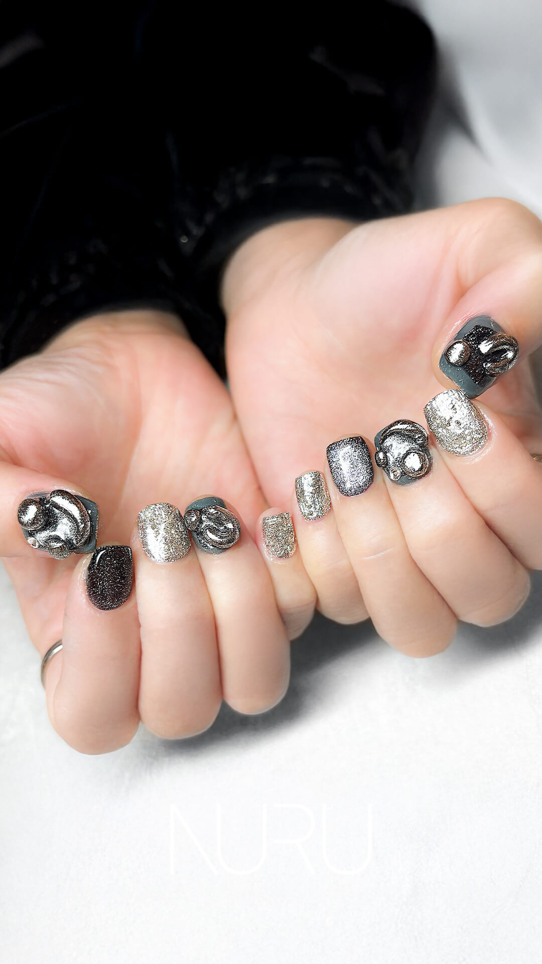 重厚感のあるメタリックアートと、繊細に立体アートを組み合わせたネイルデザイン