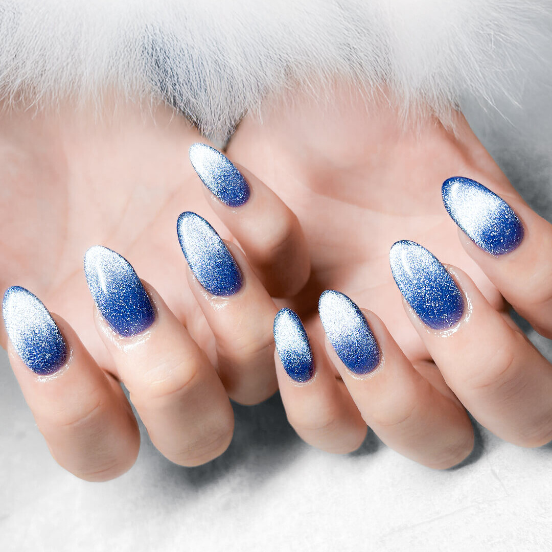 深みのあるブルーのマグネットネイル