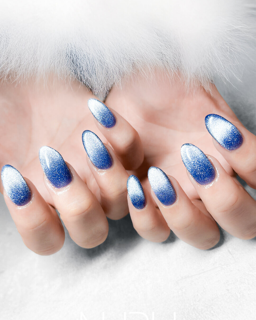 深みのあるブルーのマグネットネイル