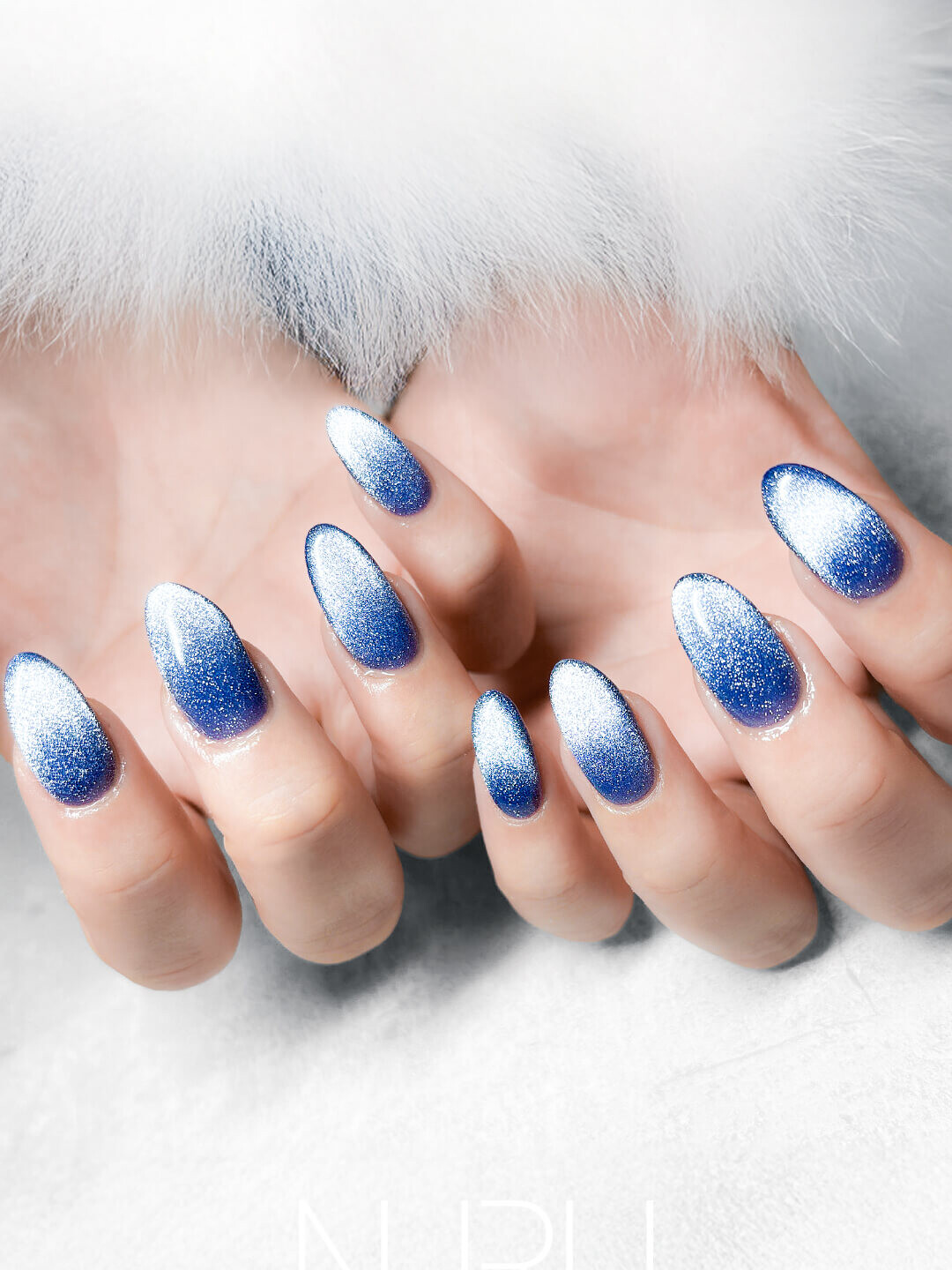 深みのあるブルーのマグネットネイル