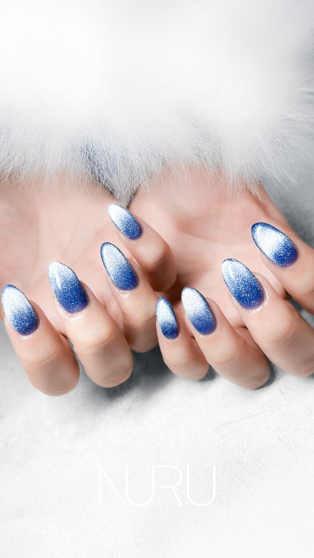 深みのあるブルーのマグネットネイル