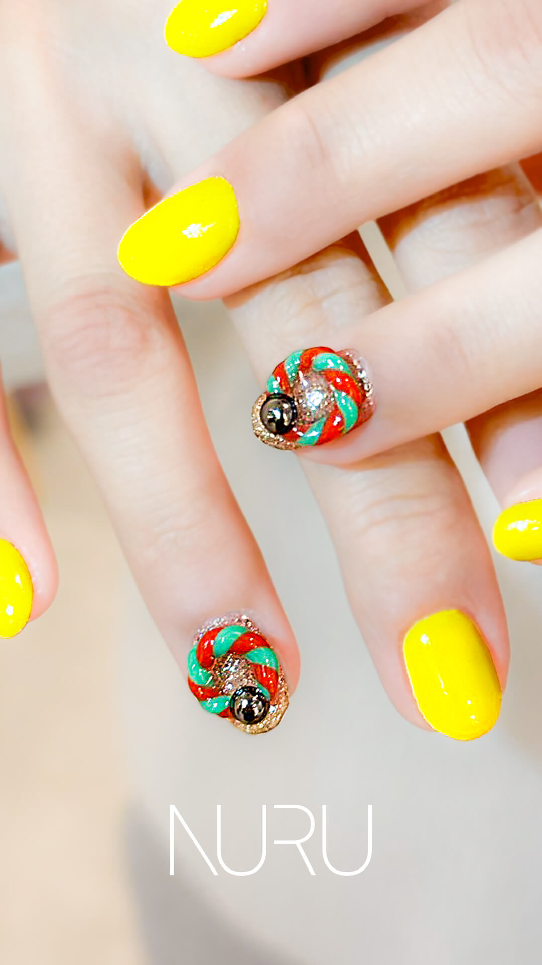 イエローに立体感あるツイストアートを組み合わせた個性派ネイル