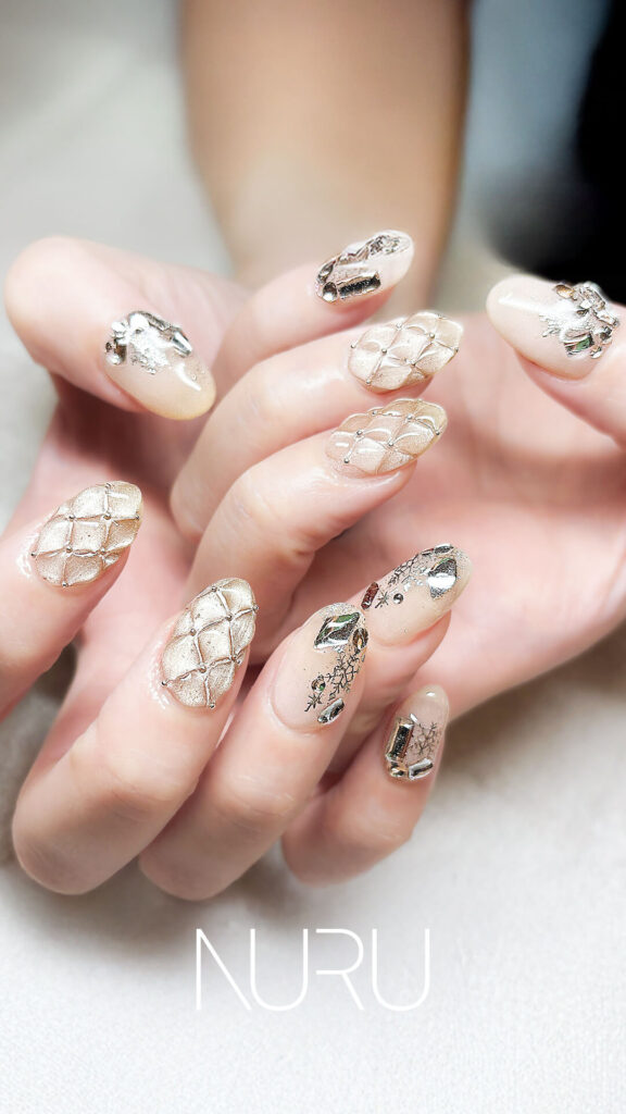 ホワイトゴールドのキルティングパターンが織りなす、上品で洗練されたデザイン