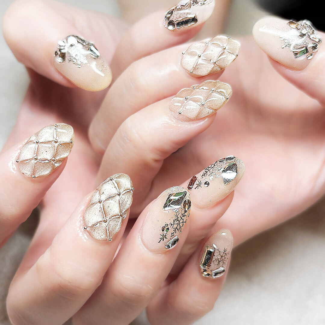 ホワイトゴールドのキルティングパターンが織りなす、上品で洗練されたデザイン