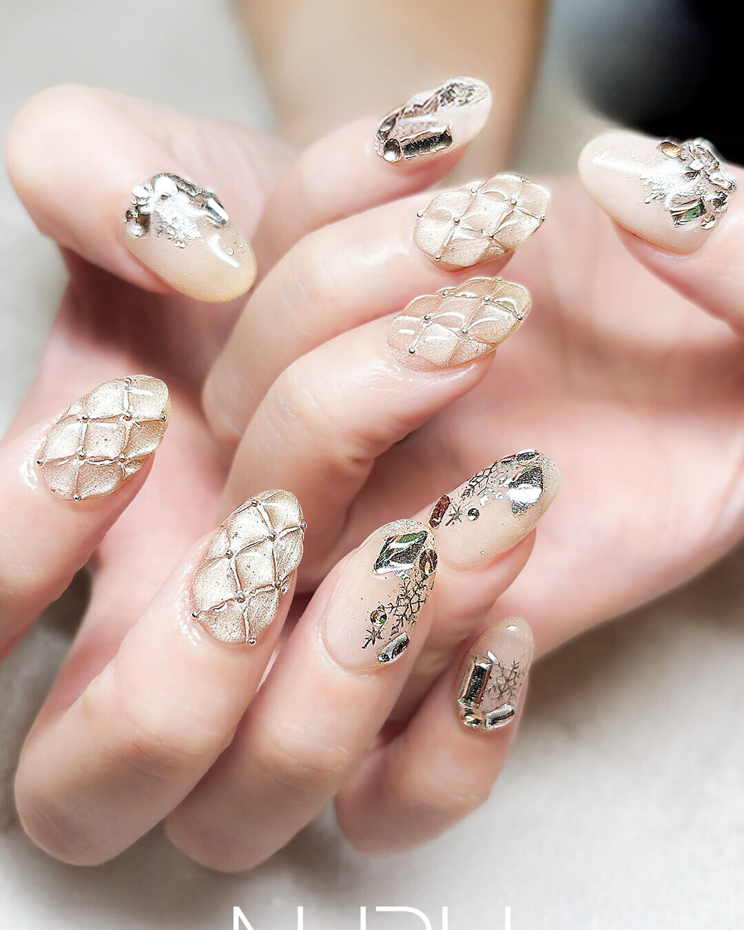 ホワイトゴールドのキルティングパターンが織りなす、上品で洗練されたデザイン