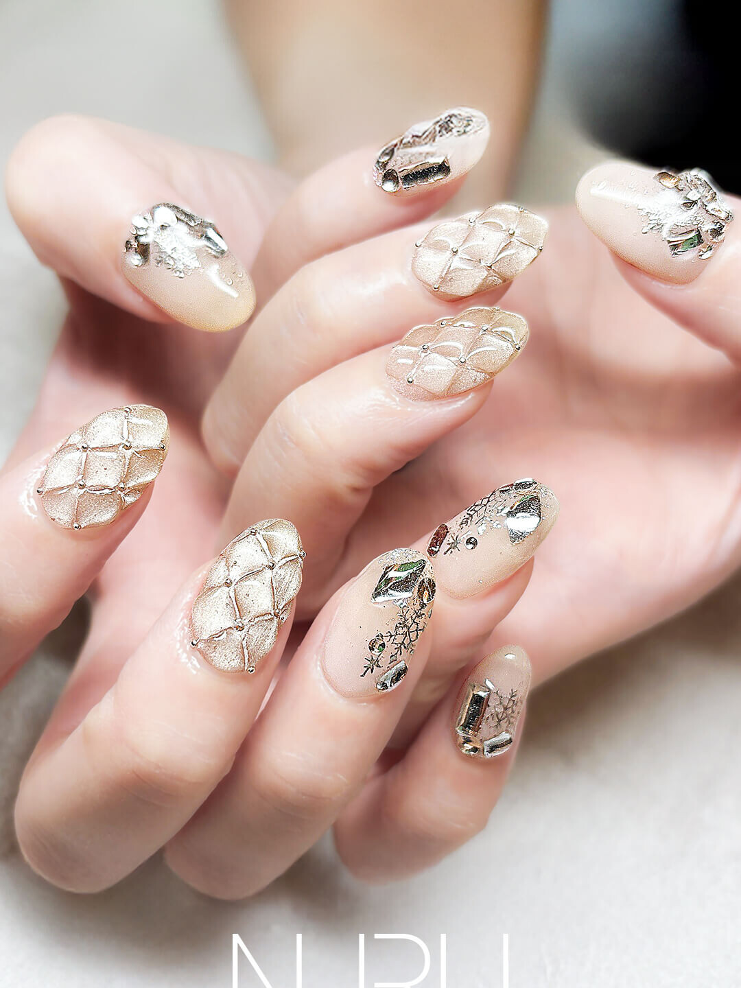 ホワイトゴールドのキルティングパターンが織りなす、上品で洗練されたデザイン