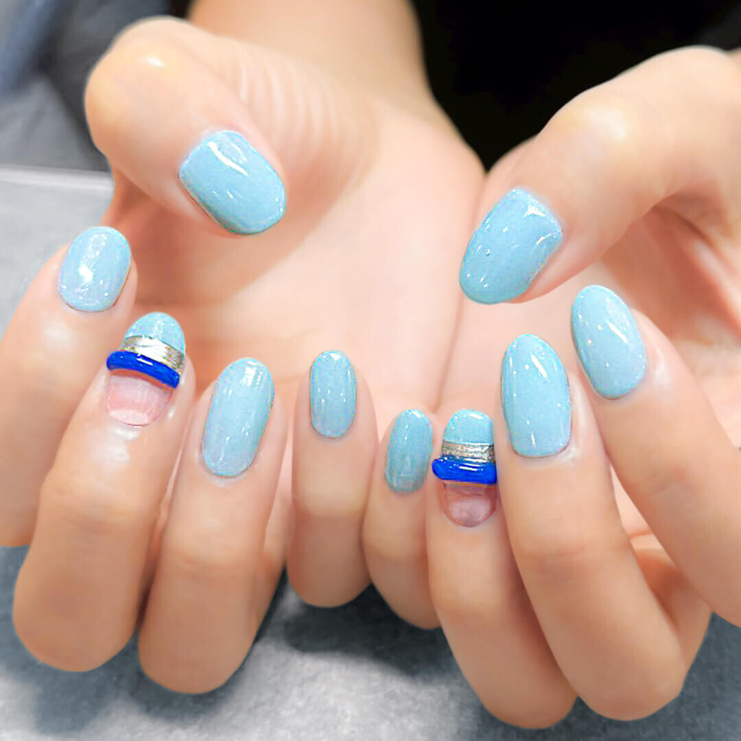 ミルキーブルーにブルーのリングをあしらった個性派デザイン