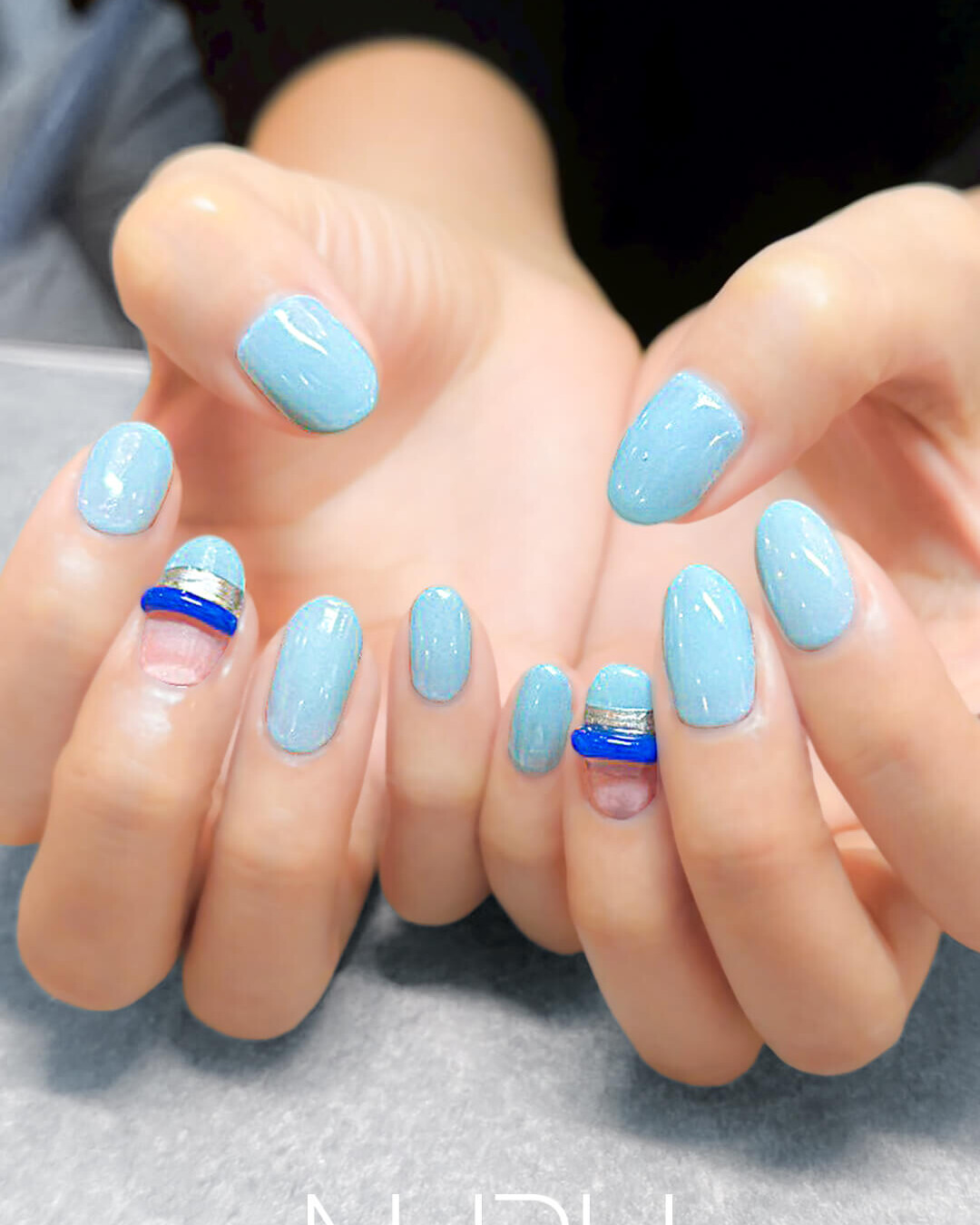 ミルキーブルーにブルーのリングをあしらった個性派デザイン