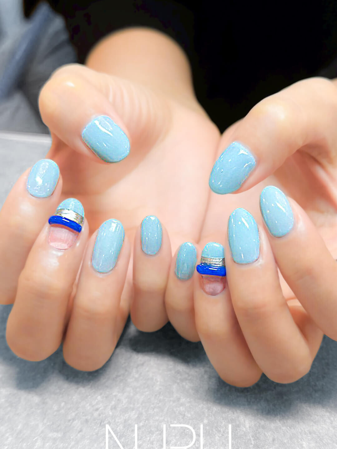 ミルキーブルーにブルーのリングをあしらった個性派デザイン