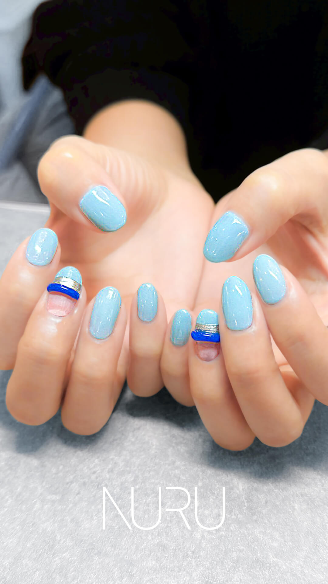 ミルキーブルーにブルーのリングをあしらった個性派デザイン